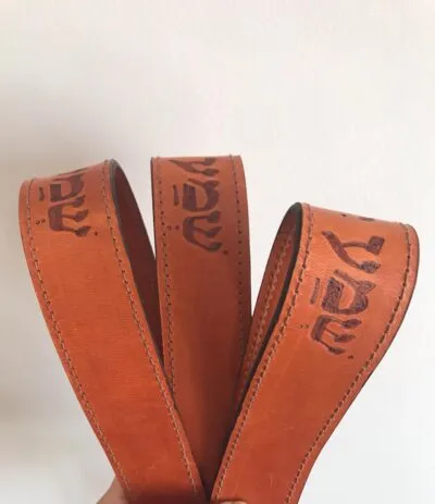 Colgador cuero cosido a máquina. Modelo1 - Imagen 3