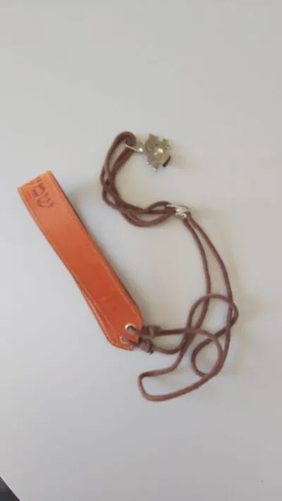 Colgador cuero cosido a máquina. Modelo1 - Imagen 2