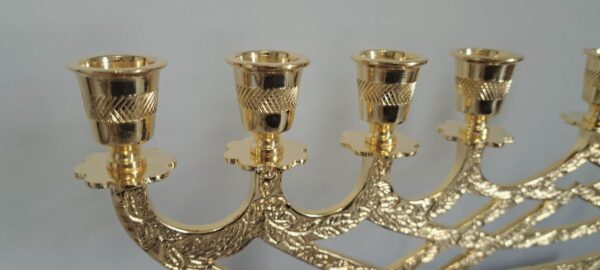 Menorah cincelada Dorada - Imagen 3