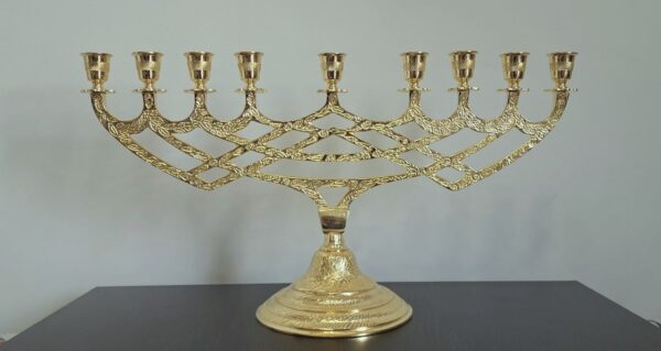 Menorah cincelada Dorada