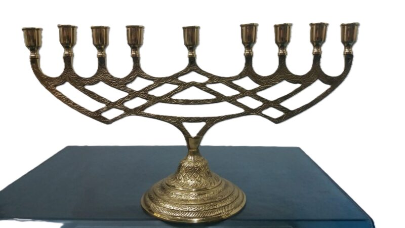Menorah cincelada a mano Dorada