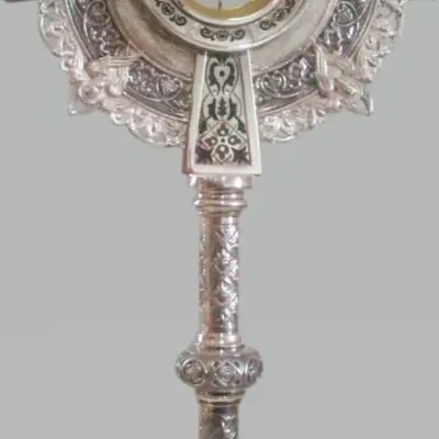 Custodia repujada en cruz