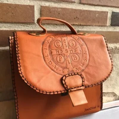 Funda Resucitó en piel San Benito