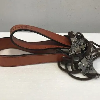 Colgador cuero cosido a máquina. Modelo1