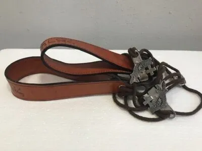 Colgador cuero cosido a máquina. Modelo1