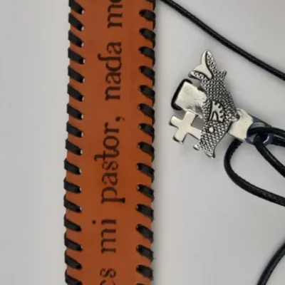 Colgador cuero COSIDO A MANO.MODELO 2