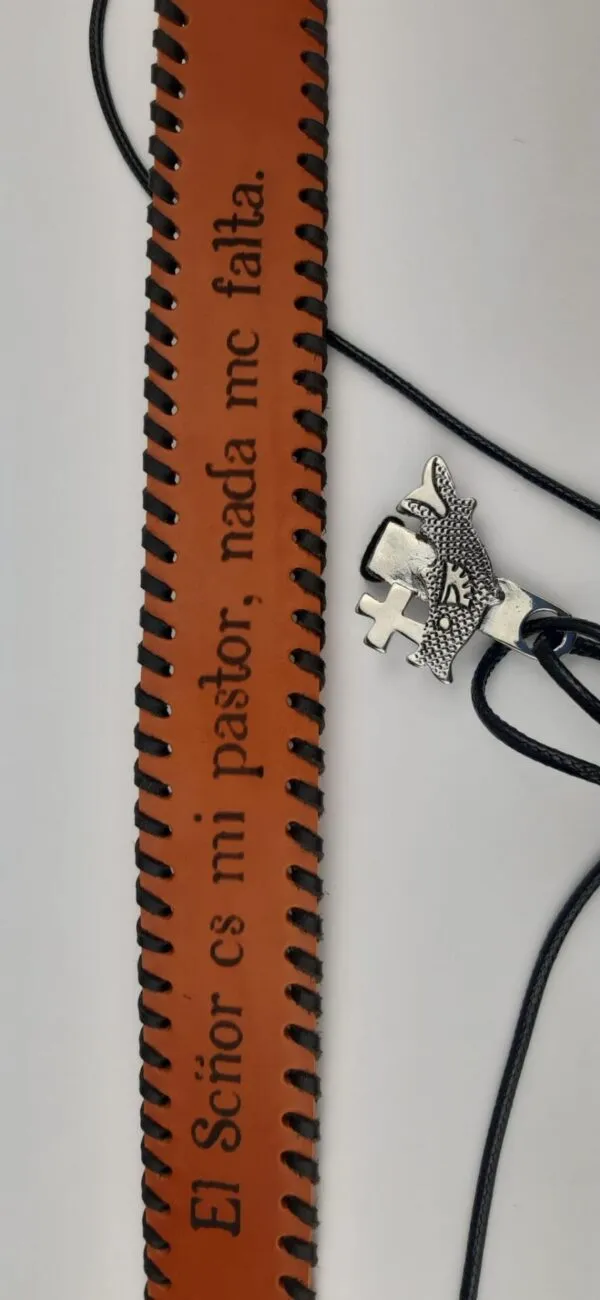 Colgador cuero COSIDO A MANO.MODELO 2