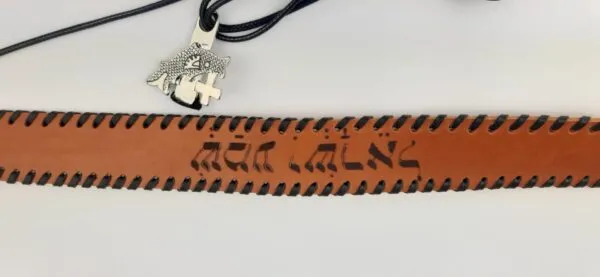 Colgador cuero COSIDO A MANO.MODELO 4