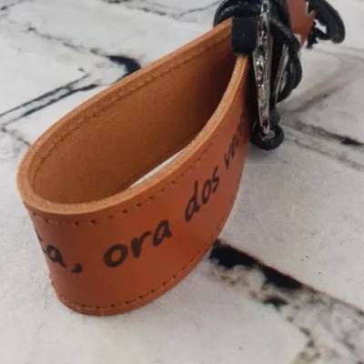 Colgador cuero cosido a máquina. Modelo4