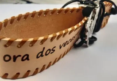 Colgador cuero COSIDO A MANO.MODELO 5