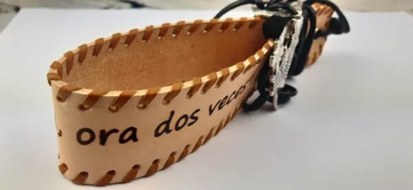 Colgador cuero COSIDO A MANO.MODELO 5